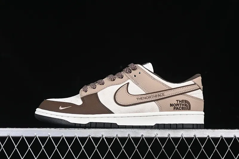 All Categories Nk SB Dunk Series Nk SB Dunk Low High-end Customized Low-top Shoes Nk SB Dunk Low North Face Snake Year Co-branded Subtitle Brown Hook Anniversary High-end Customized Low-top Casual Shoes DJ2024-090